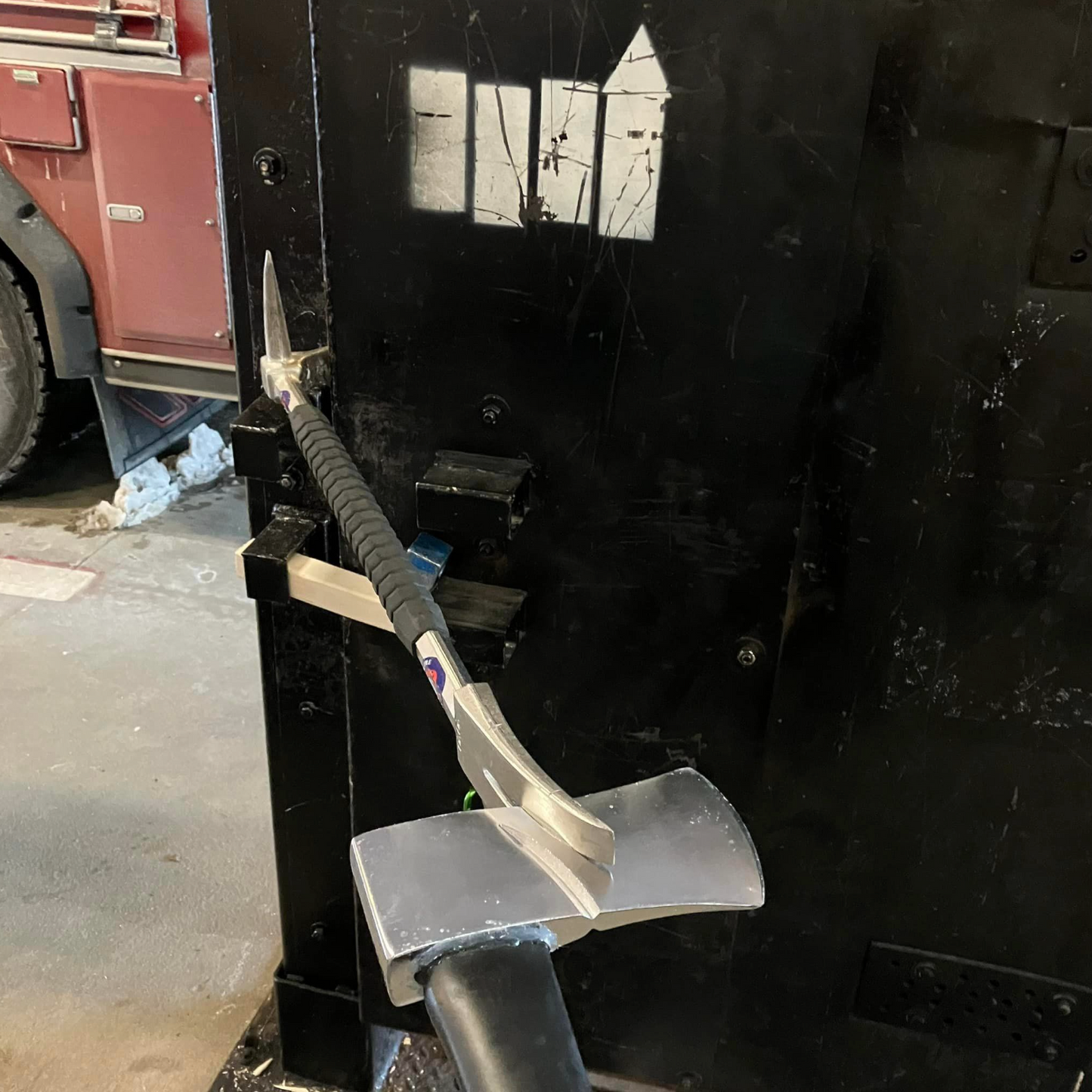 The LOCK-SLOT 6 Axe